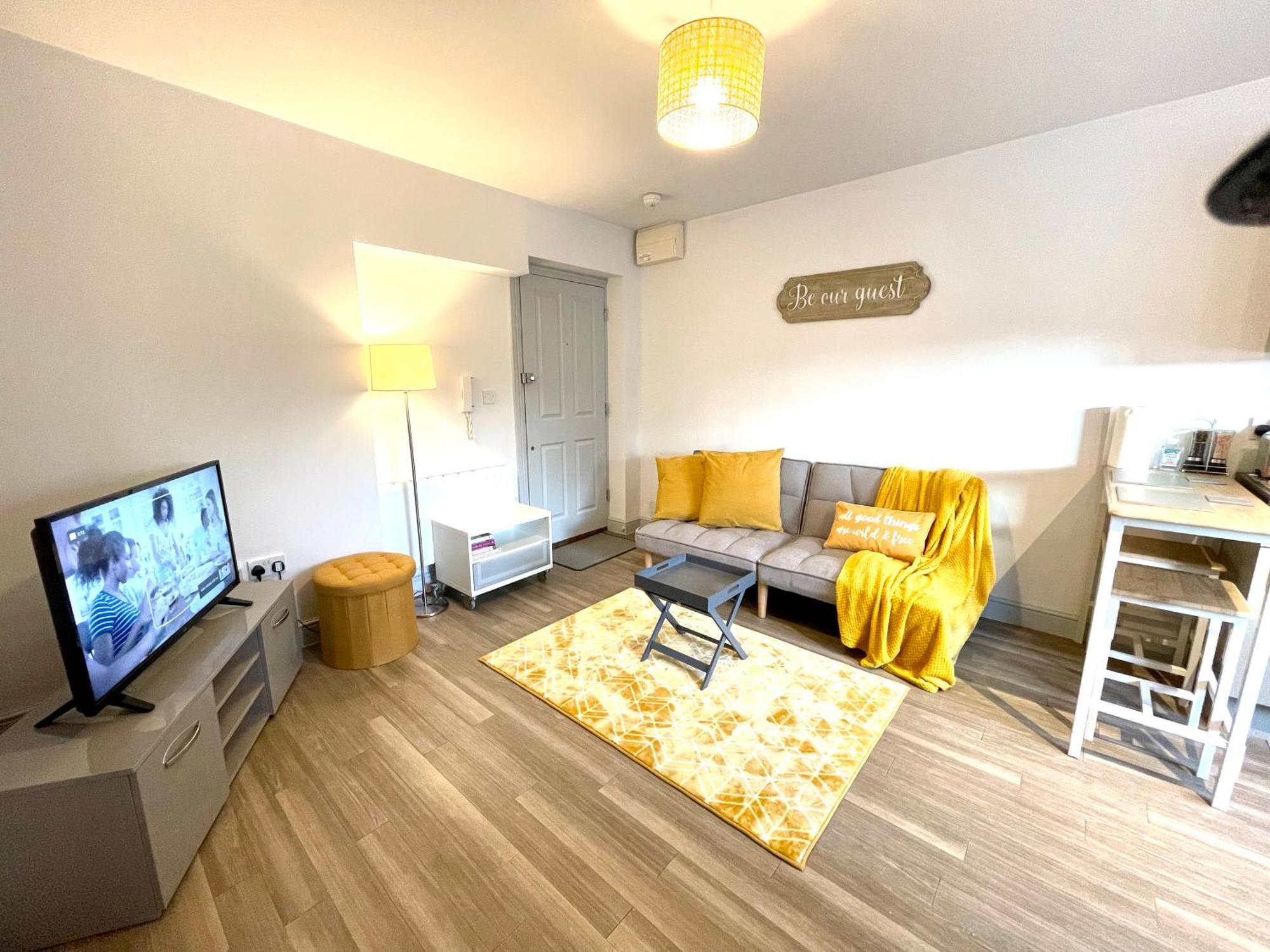 Stylish Cosy And Bright Apartment - Fantastic Location - Perfect For Business Or Solo Travellers Bishop's Stortford Exterior photo