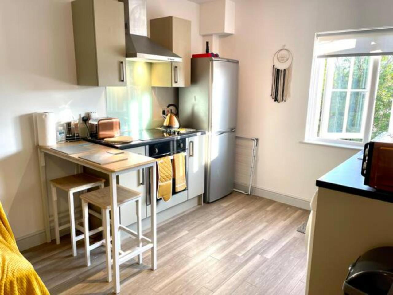 Stylish Cosy And Bright Apartment - Fantastic Location - Perfect For Business Or Solo Travellers Bishop's Stortford Exterior photo